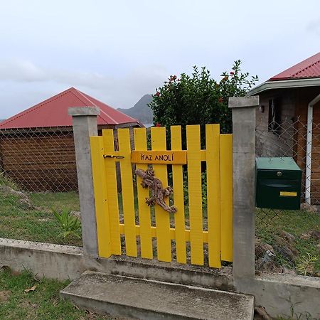 Ti Kaz Anoli Cottage En Bois Avec Vue Sur La Baie Terre-de-Bas Exterior foto